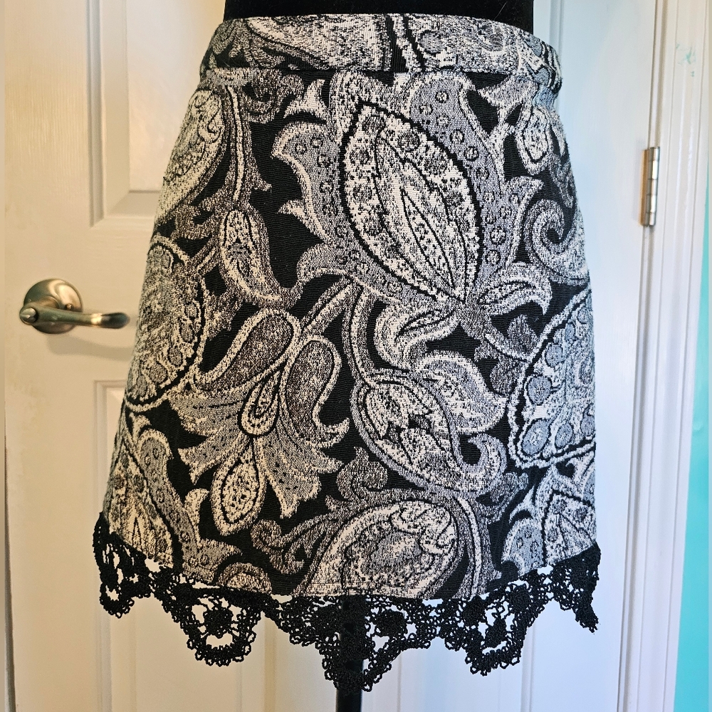 Topshop Black and Gray Paisley Skirt w/ Lace Hem Women's Size 4